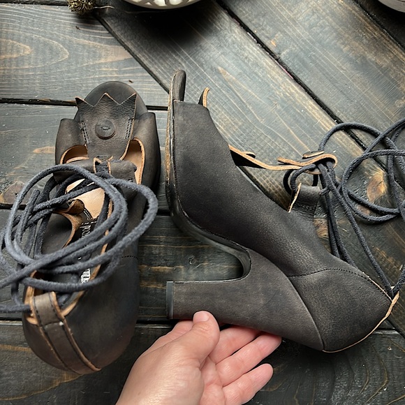 Vivienne Westwood New Regent Strappy Pumps - Picture 5 of 13